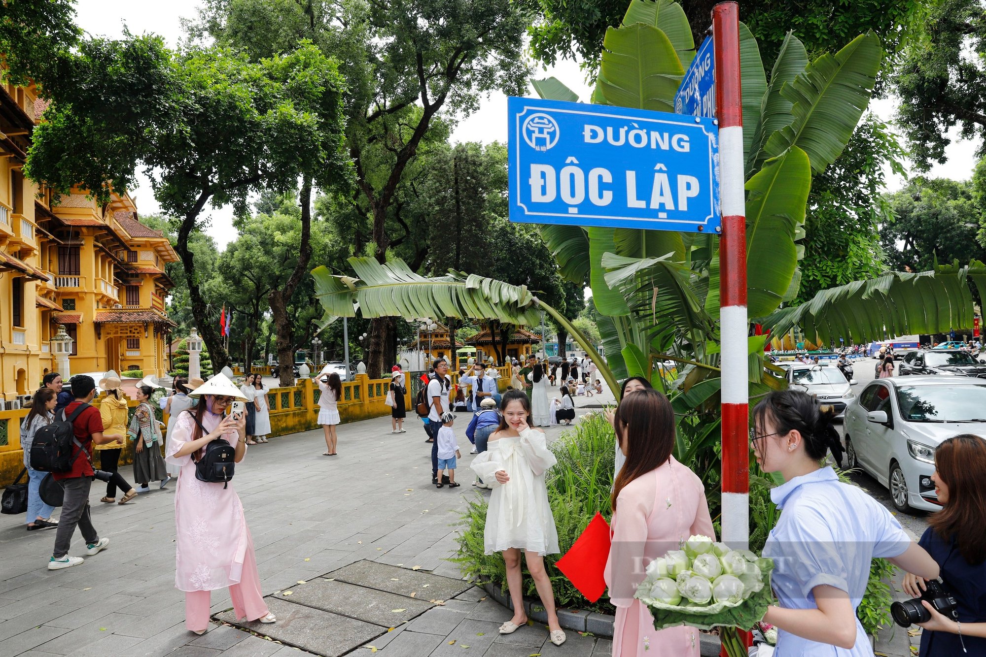 Trẻ em theo gia đình ùn ùn đến Quảng trường Ba Đình chụp ảnh trước ngày Quốc khánh 2/9- Ảnh 8.