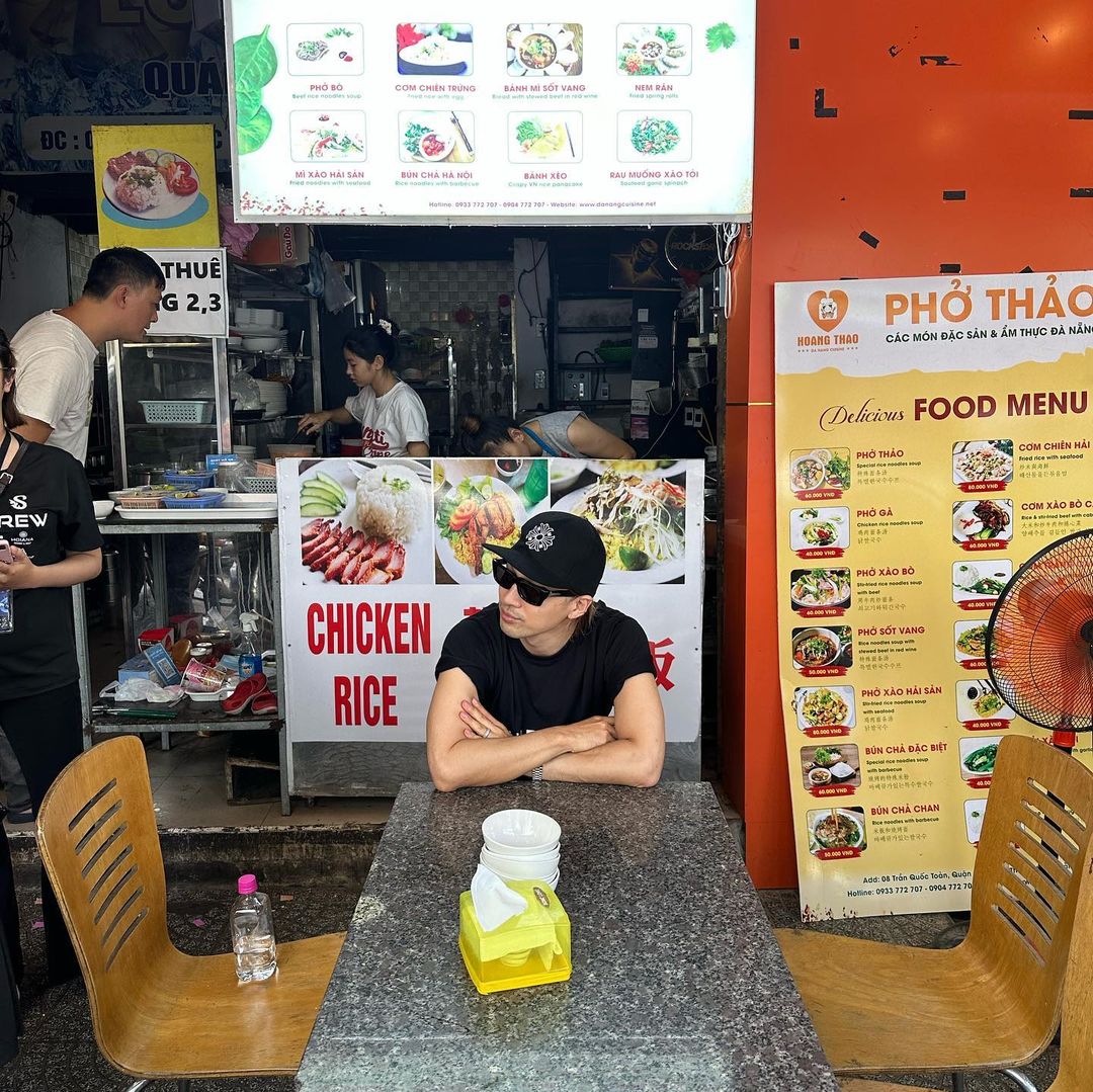 Taeyang ăn phở tại Đà Nẵng. 