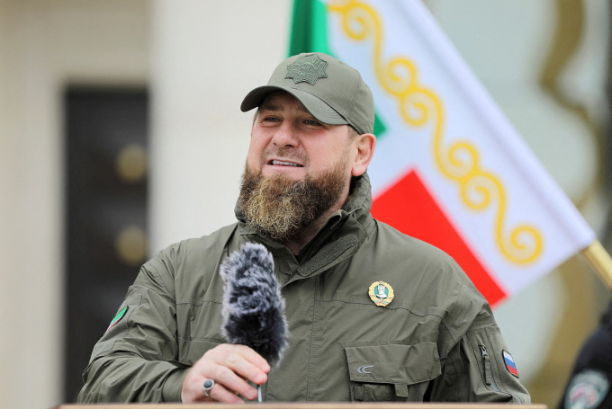 Lãnh đạo Cộng hòa Chechnya Ramzan Kadyrov phát biểu về chiến dịch quân sự của Nga tại Ukraine ở Grozny, thủ phủ Chechnya hồi tháng 2. Ảnh: Reuters