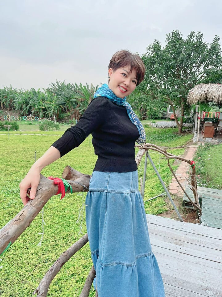 El artista popular Ngoc Huyen disfruta de una vida pacífica a la edad de 62 años.