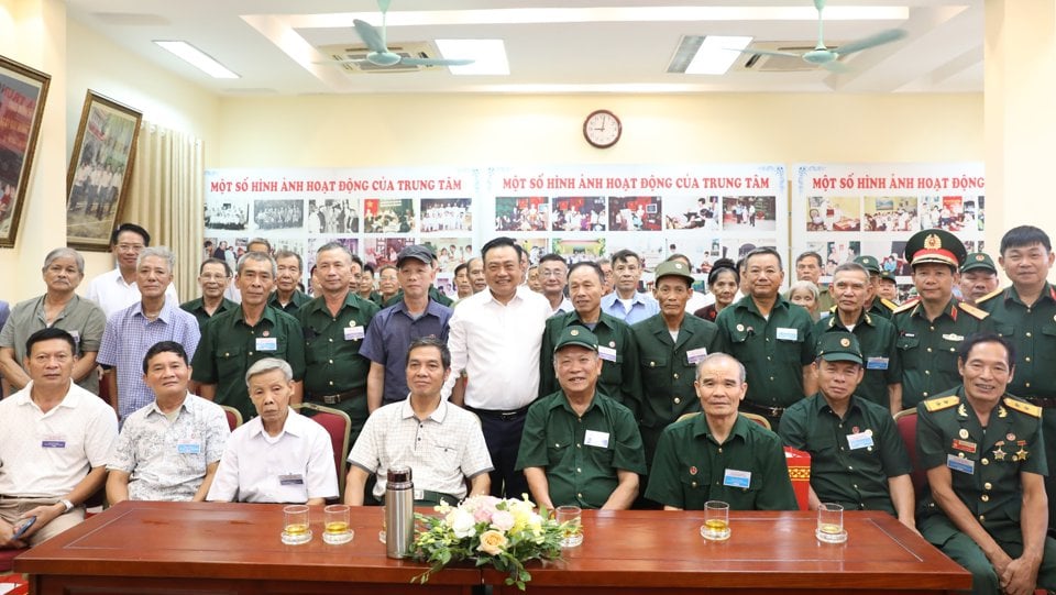 Event - Hanoi Chairman visits meritorious people and policy beneficiaries on the occasion of July 27