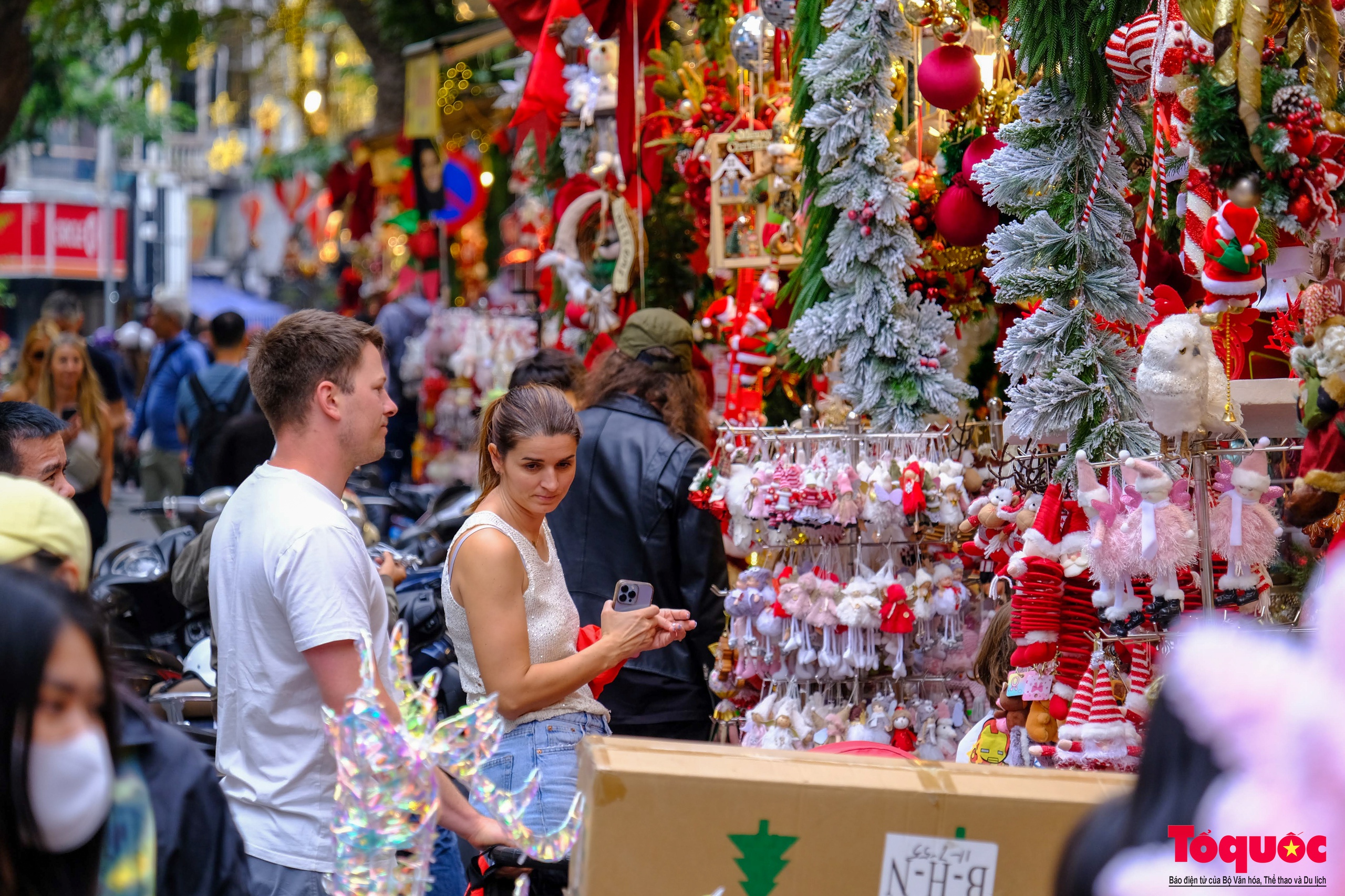 Du khách nước ngoài thích thú trải nghiệm sắc màu Noel trên phố Hàng Mã - Ảnh 11.