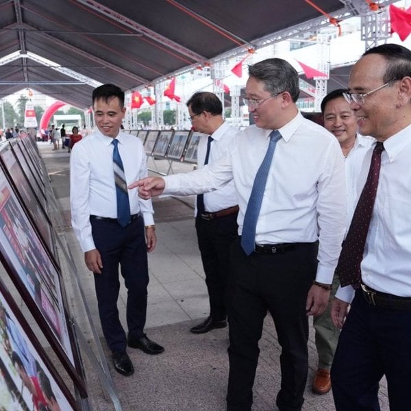 Tuần lễ trưng bày ảnh "Luật gia Việt Nam với biển, đảo quê hương"