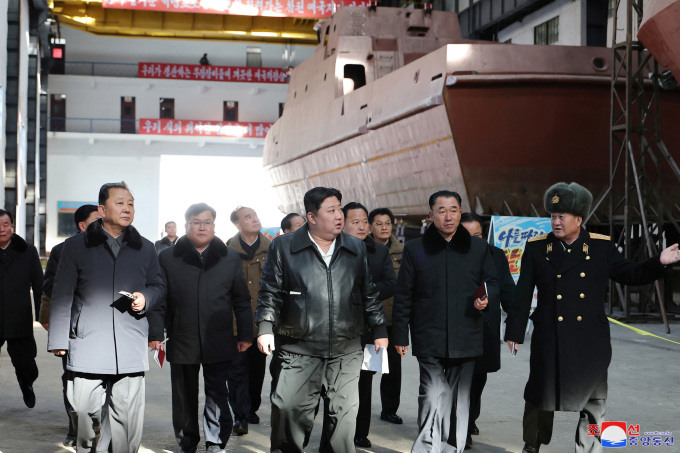 Kim Jong-un auf der Nampo-Werft auf diesem Foto, das am 2. Februar von KCNA veröffentlicht wurde. Foto: KCNA