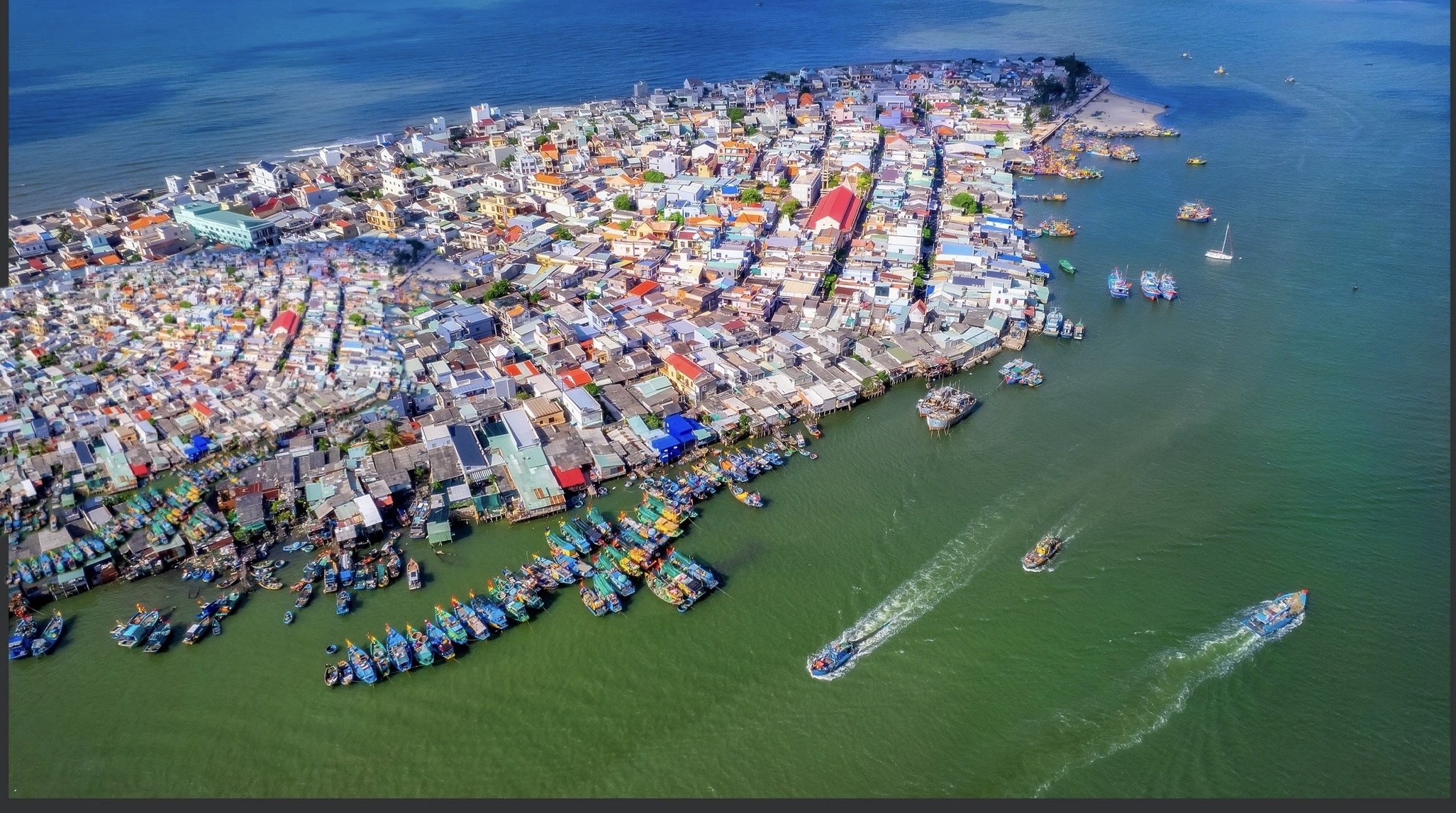 El pueblo pesquero multimillonario de Phuoc Tinh visto desde arriba