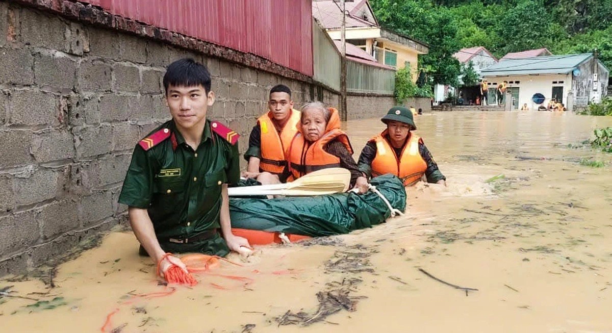 Công an huyện Hữu Lũng và Tiểu đoàn 7, Trung đoàn 141 hỗ trợ người dân, trong đó có nhiều người cao tuổi khỏi vùng ngập lụt tại xã Hòa Lạc, huyện Hữu Lũng, Lạng Sơn 