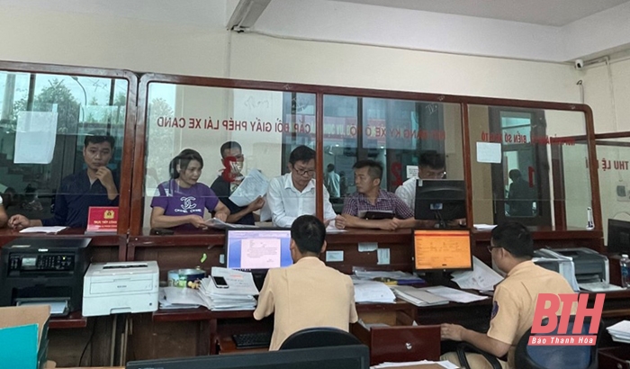 La police de Thanh Hoa déploie des plaques d'immatriculation selon les codes d'identification des citoyens