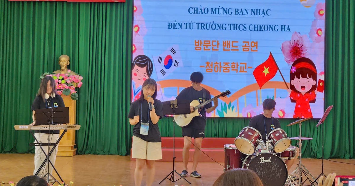 Ho Chi Minh City students dance 'APT.' enthusiastically with Korean students