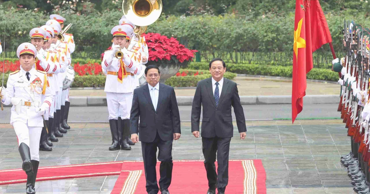 នាយករដ្ឋមន្ត្រីឡាវ លោក Pham Minh Chinh បានអញ្ជើញជាអធិបតីក្នុងពិធីស្វាគមន៍ជាផ្លូវការចំពោះនាយករដ្ឋមន្ត្រីឡាវ Sonexay Siphandone។