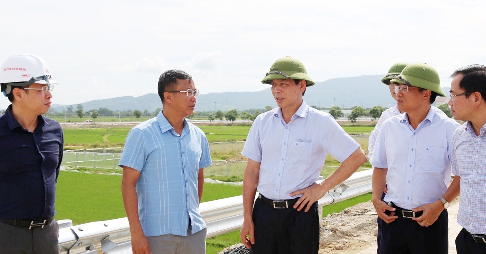 Người lao động ‘đổ mồ hôi, sôi nước mắt’ gấp rút cho ngày thông tuyến cao tốc