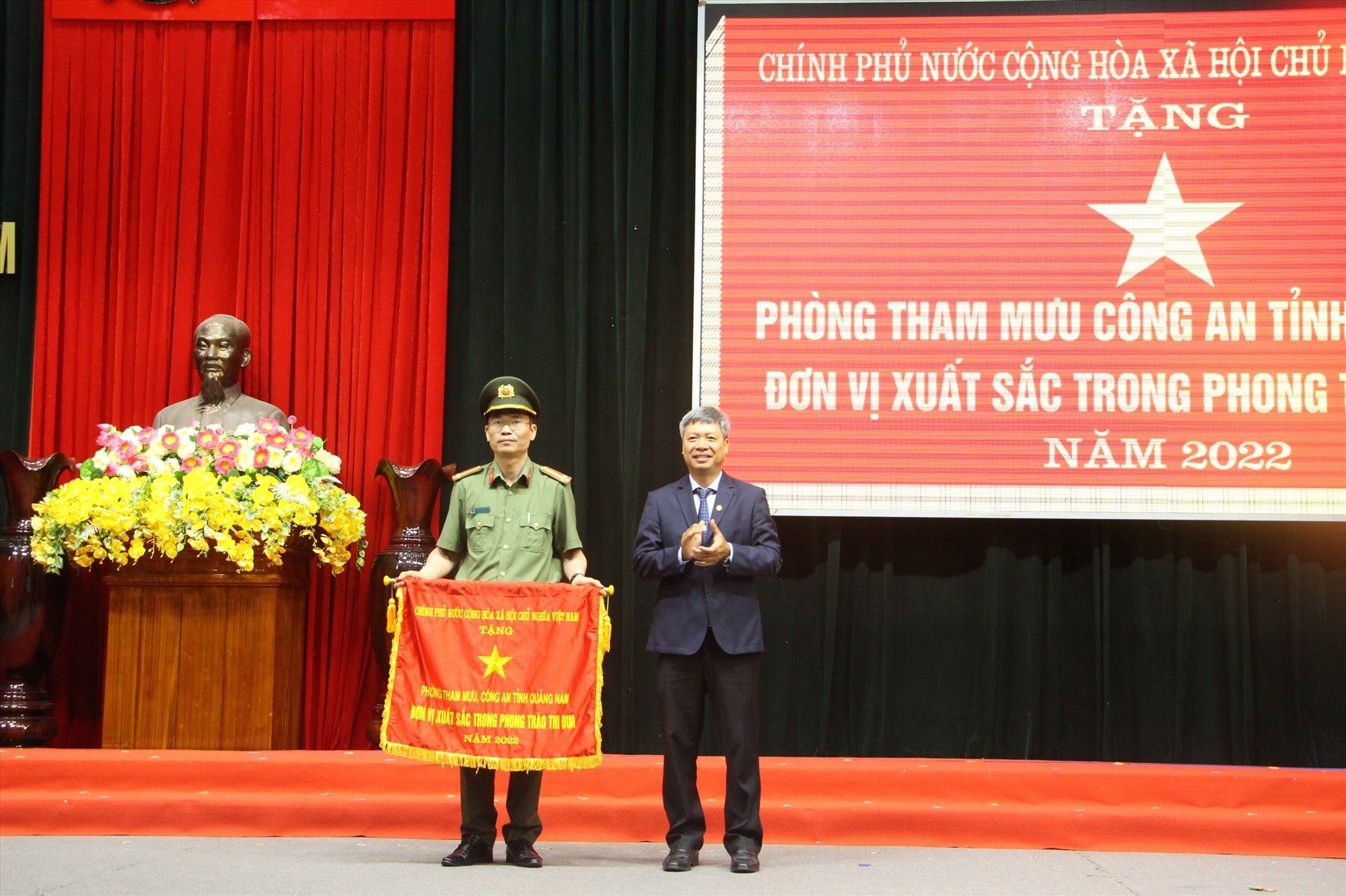 Awarding the Government's Emulation Flag to the Provincial Police Staff Office (PV01). Photo: T.C