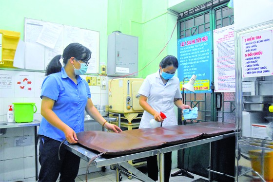 Equipo antiguo en el puesto médico de la Sala 2, distrito de Tan Binh