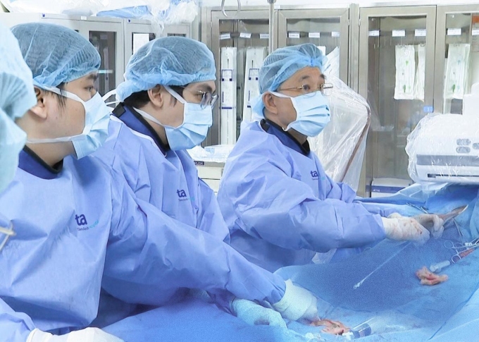 Doctor Dung (far right) and his team placed a stent for the patient. Photo: Tam Anh Hospital