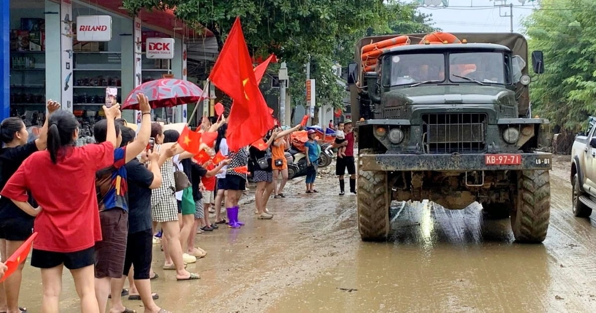 Người dân Yên Bái mang cờ, hoa ra cảm ơn, chào tạm biệt các chú bộ đội