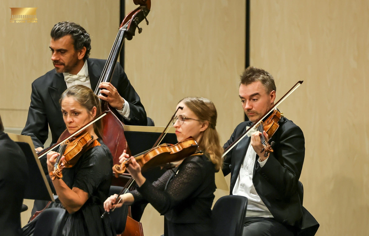 The world's top chamber orchestra treats Hanoi audience to two extra-program pieces