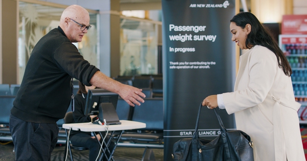 Polémique sur les compagnies aériennes qui pèsent les passagers comme des bagages