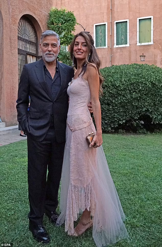Tài tử George Clooney bám vợ không rời tại Venice - Ảnh 5.