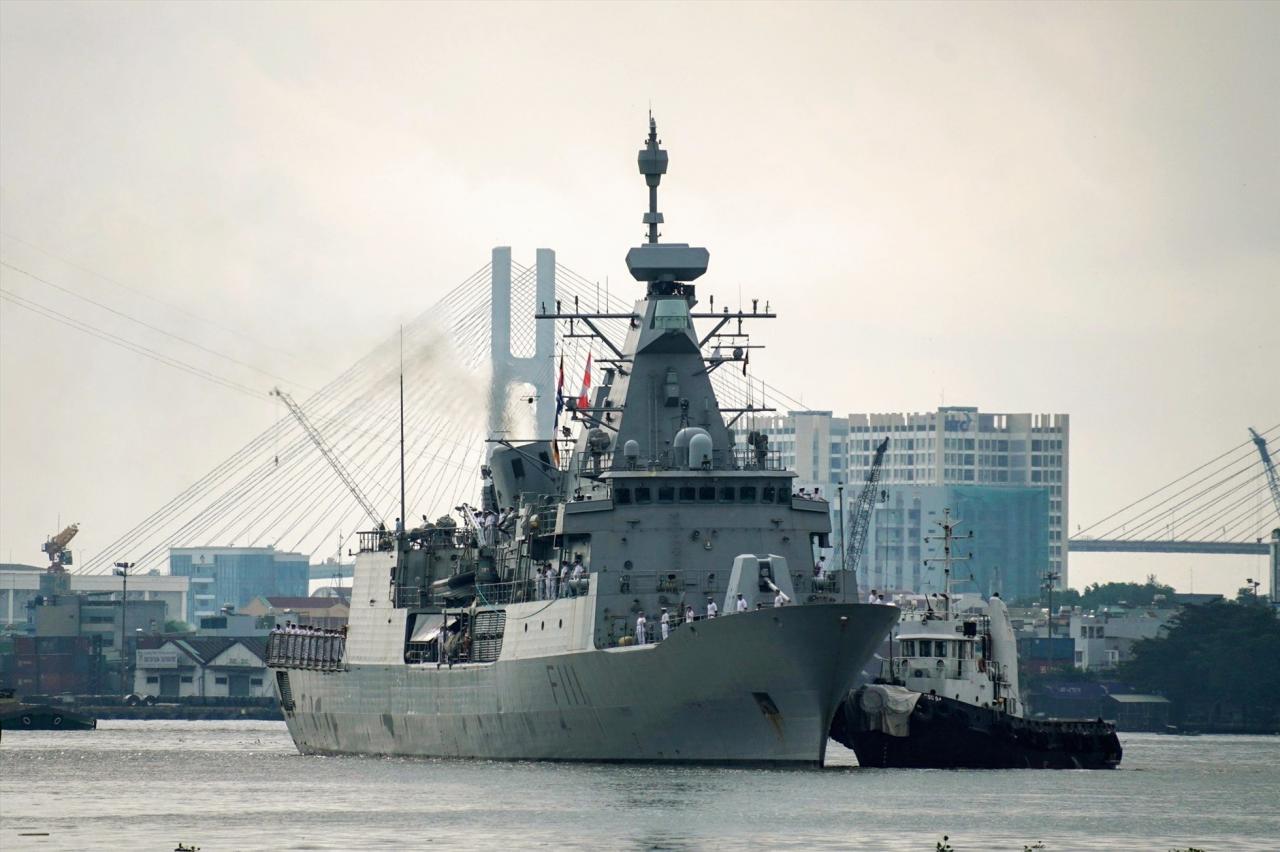 Nahaufnahme von zwei Schiffen der Royal New Zealand Navy, die im Hafen von Ho-Chi-Minh-Stadt anlegen