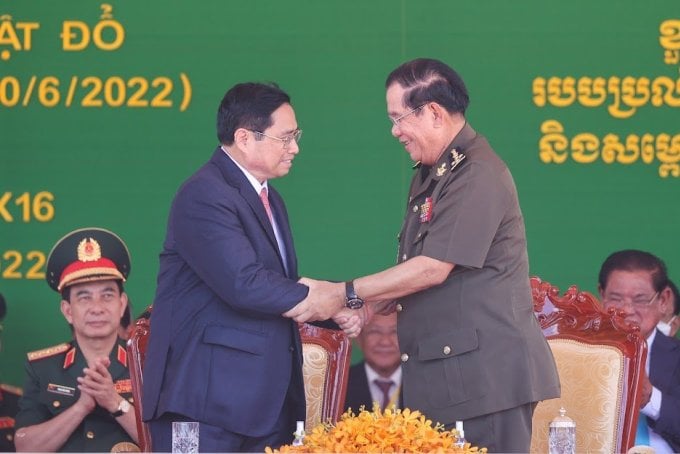 Thủ tướng Phạm Minh Chính (đứng, bên trái) và ông Hun Sen tại lễ kỷ niệm lần thứ 45 năm Hành trình hướng tới lật đổ chế độ diệt chủng Pol Pot ngày 20/6/2022. Ảnh: TTXVN.