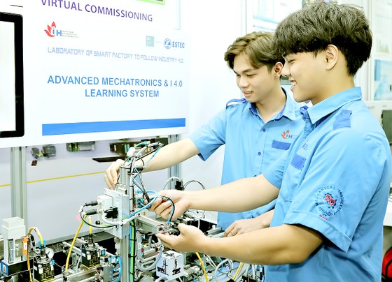 Students of Mechanical Engineering Technology at Ho Chi Minh City University of Industry practice in the laboratory