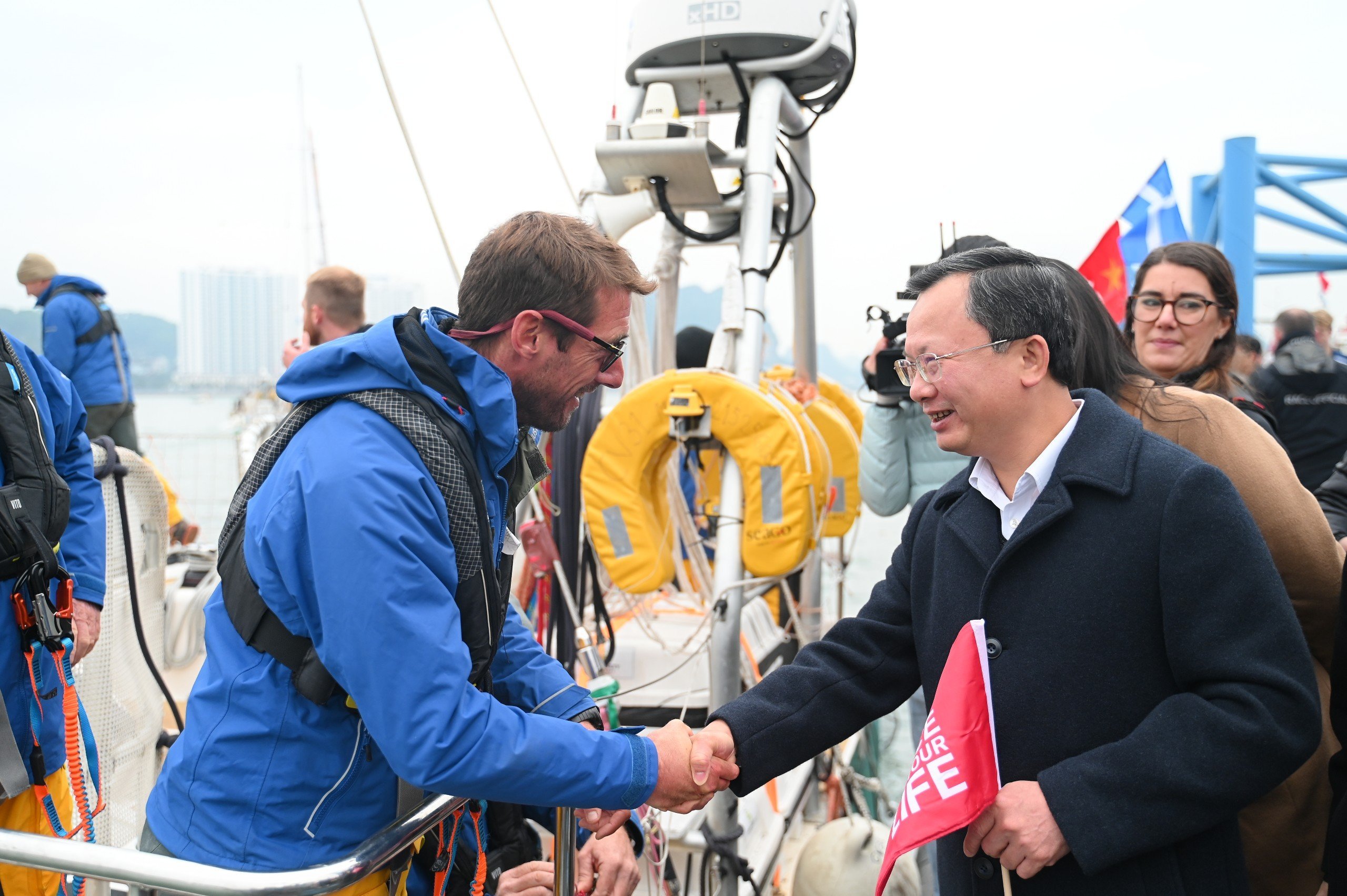 Mãn nhãn cảnh đoàn đua thuyền buồm Clipper Race diễu hành quanh vịnh Hạ Long- Ảnh 2.