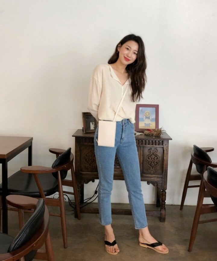 Chỉ cần kết hợp áo sơ mi và quần jeans là đã tạo nên một set đồ tinh tế.