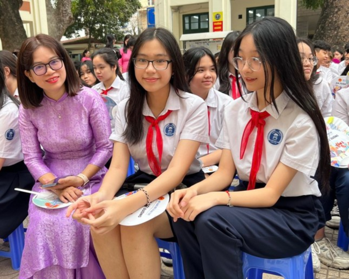 Hanoï est une localité qui compte plus de 2 900 écoles et environ 133 000 enseignants enseignant à tous les niveaux.