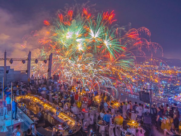 Gäste des Novotel Danang können sich nicht nur das Feuerwerk ansehen, sondern erhalten auch eine Reihe von Anreizen. Foto 3