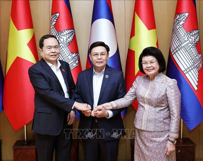 Les trois présidents de l'Assemblée nationale du Vietnam - Laos - Cambodge prennent leur petit déjeuner et travaillent