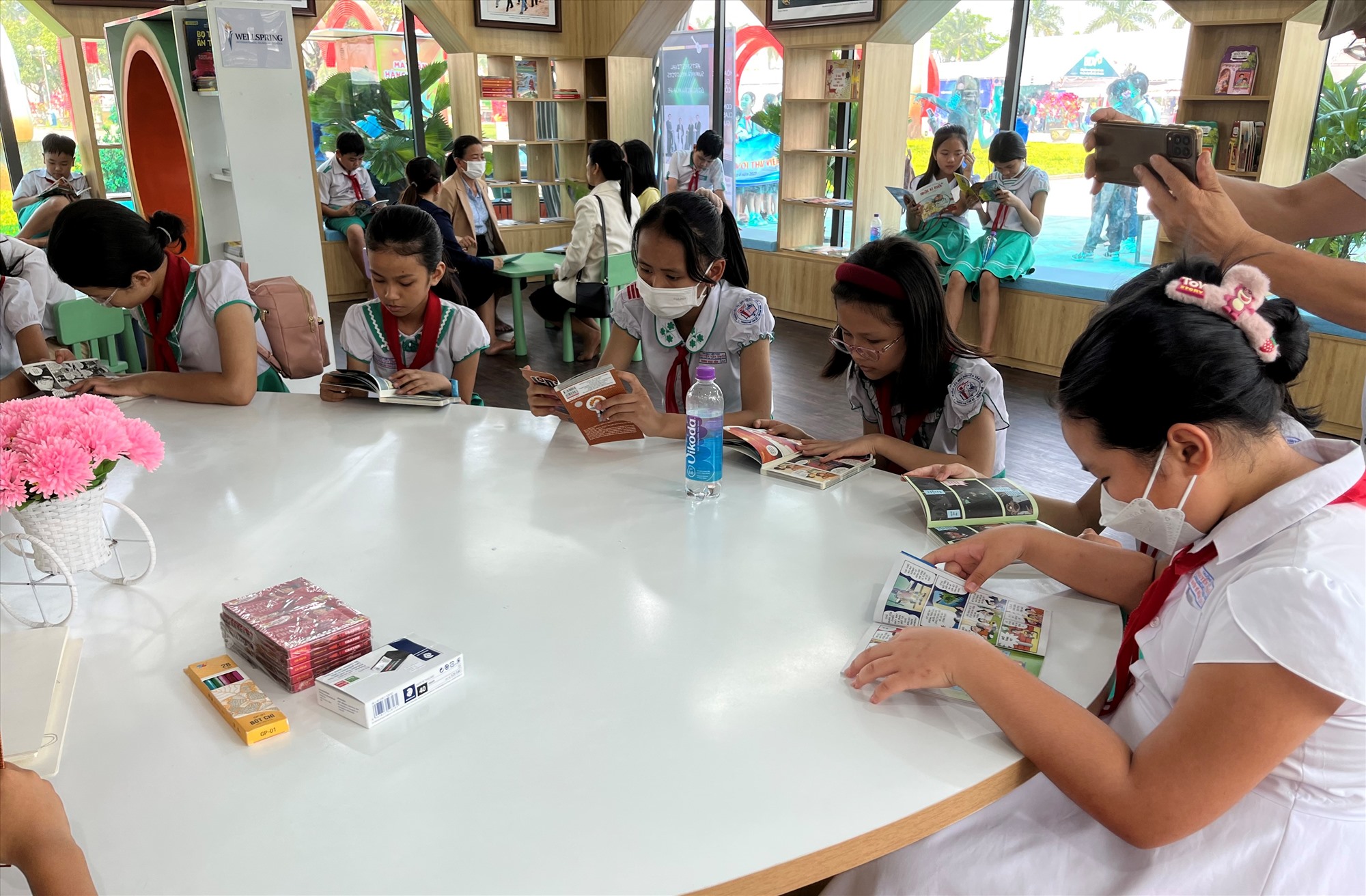 Students read books at the digital library. Photo: X.P