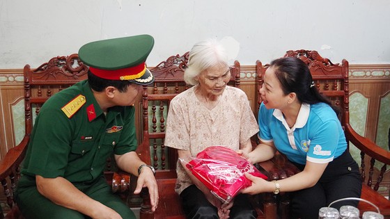 Bộ LĐTB-XH đề xuất trích hơn 427 tỷ đồng tặng quà gần 1,4 triệu người có công với cách mạng ảnh 1