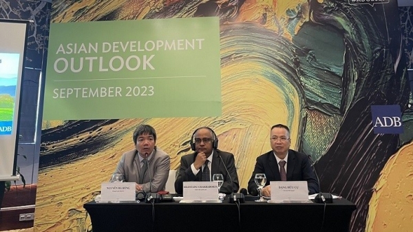 Nhu cầu toàn cầu suy yếu, ADB dự báo tăng trưởng kinh tế Việt Nam 2023 chậm lại ở mức 5,8%