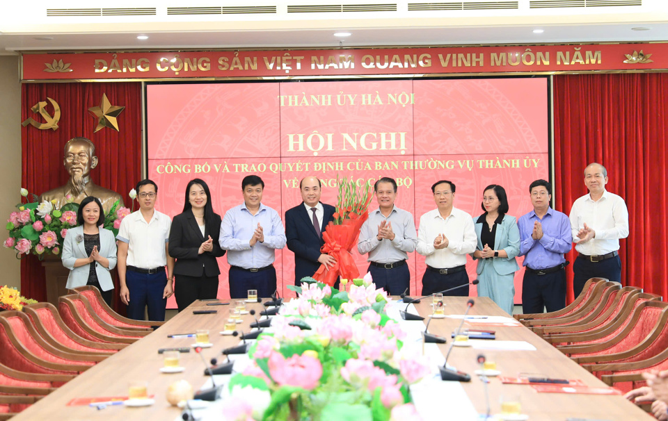 Chairman of the City Party Committee's Inspection Committee Hoang Trong Quyet presented flowers to congratulate Mr. Nguyen Viet Phuong.