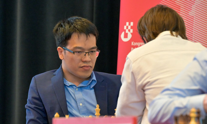 Le Quang Liem (links) im Remis gegen Jules Moussard in der vorletzten Runde des Bieler Großmeisterturniers in der Schweiz am 25. Juli 2023. Foto: BCF