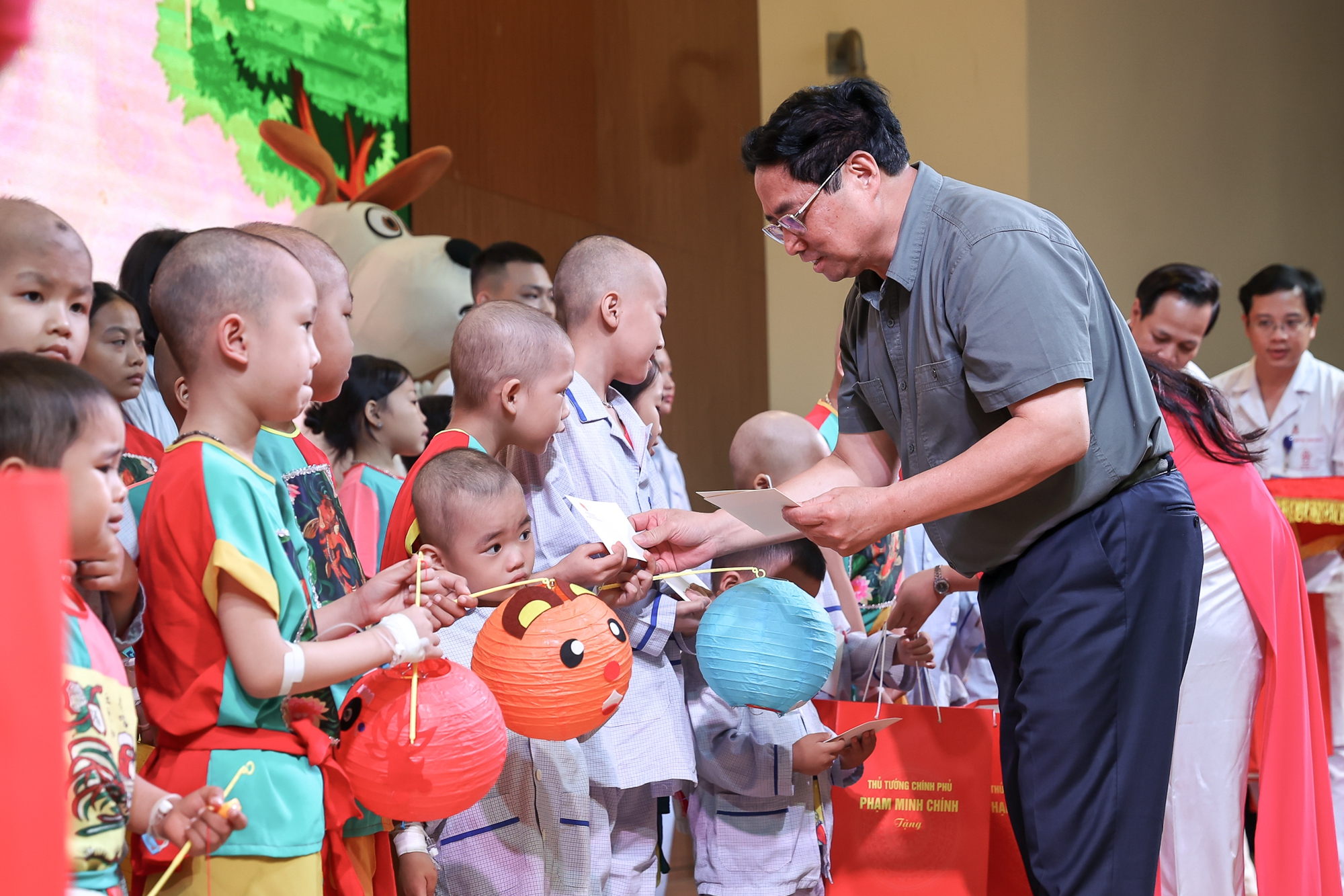 El primer ministro Pham Minh Chinh anima y dona regalos a pacientes pediátricos con motivo del Festival del Medio Otoño 2023 foto 3