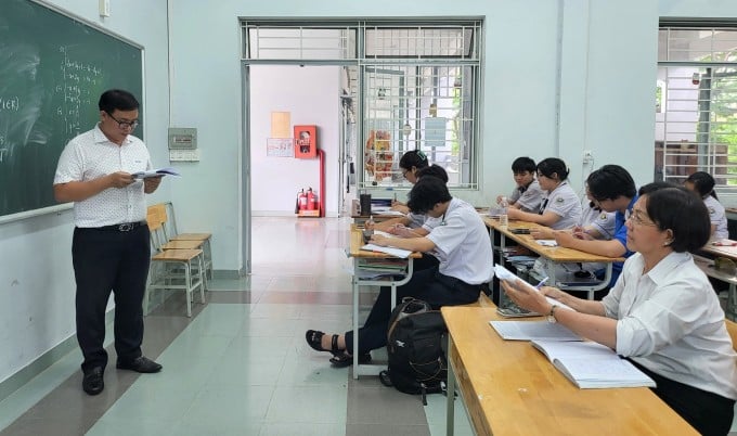 Bà Chi trong lớp học ôn tập thi tốt nghiệp THPT, ngày 15/6. Ảnh: Lệ Nguyễn