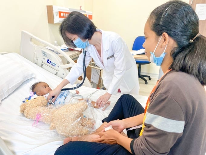 Le bébé Vi Sal, âgé de 4,5 mois, est en bonne santé et ne souffre plus 3 jours après une opération à cœur ouvert.