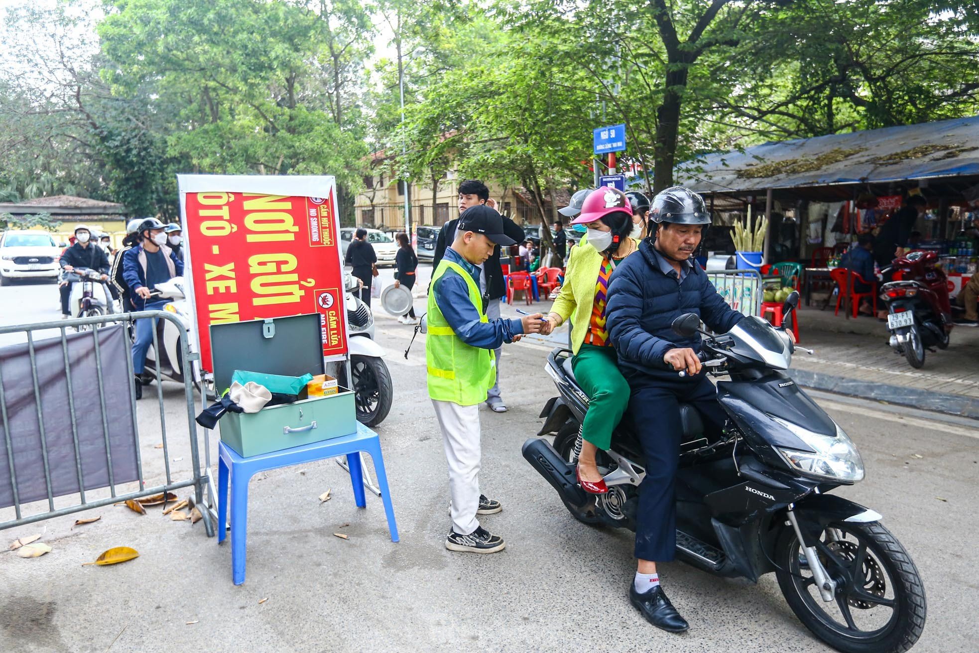 Thu phí trông giữ xe không dùng tiền mặt, hết cảnh chờ hàng giờ vào lễ Phủ Tây Hồ ngày Tết ảnh 16