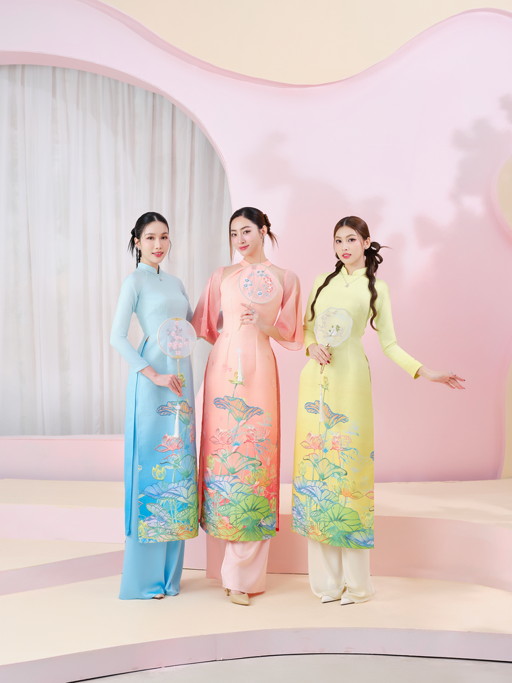 Zur Begrüßung des Jahres der Schlange 2025 stellt Designer Le Ngoc Lam eine Ao Dai-Kollektion in süßen Farben vor, kombiniert mit einzigartigen Handnähtechniken. Tet Ao Dai ist eine Produktlinie, der sich Designer Le Ngoc Lam jedes Jahr mit ganzem Herzen widmet, neben äußerst praktikablen Designs für Abendkleider und Bürokleidung. In diesem Frühjahr brachte das Modehaus die Kollektion „Fragrance“ mit rund 30 Designs auf den Markt, inspiriert von den Aromen des Frühlings.