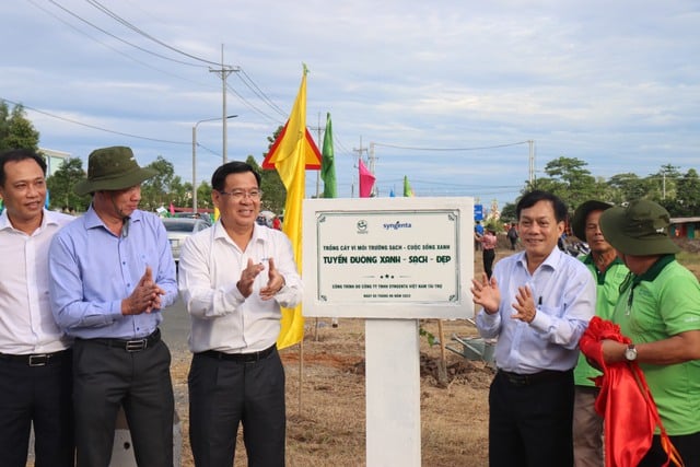 Ông Trần Thanh Vũ, Tổng Giám đốc Công ty TNHH Syngenta Việt Nam và đại diện chính quyền địa phương trong lễ phát động diễn ra tại Cần Thơ