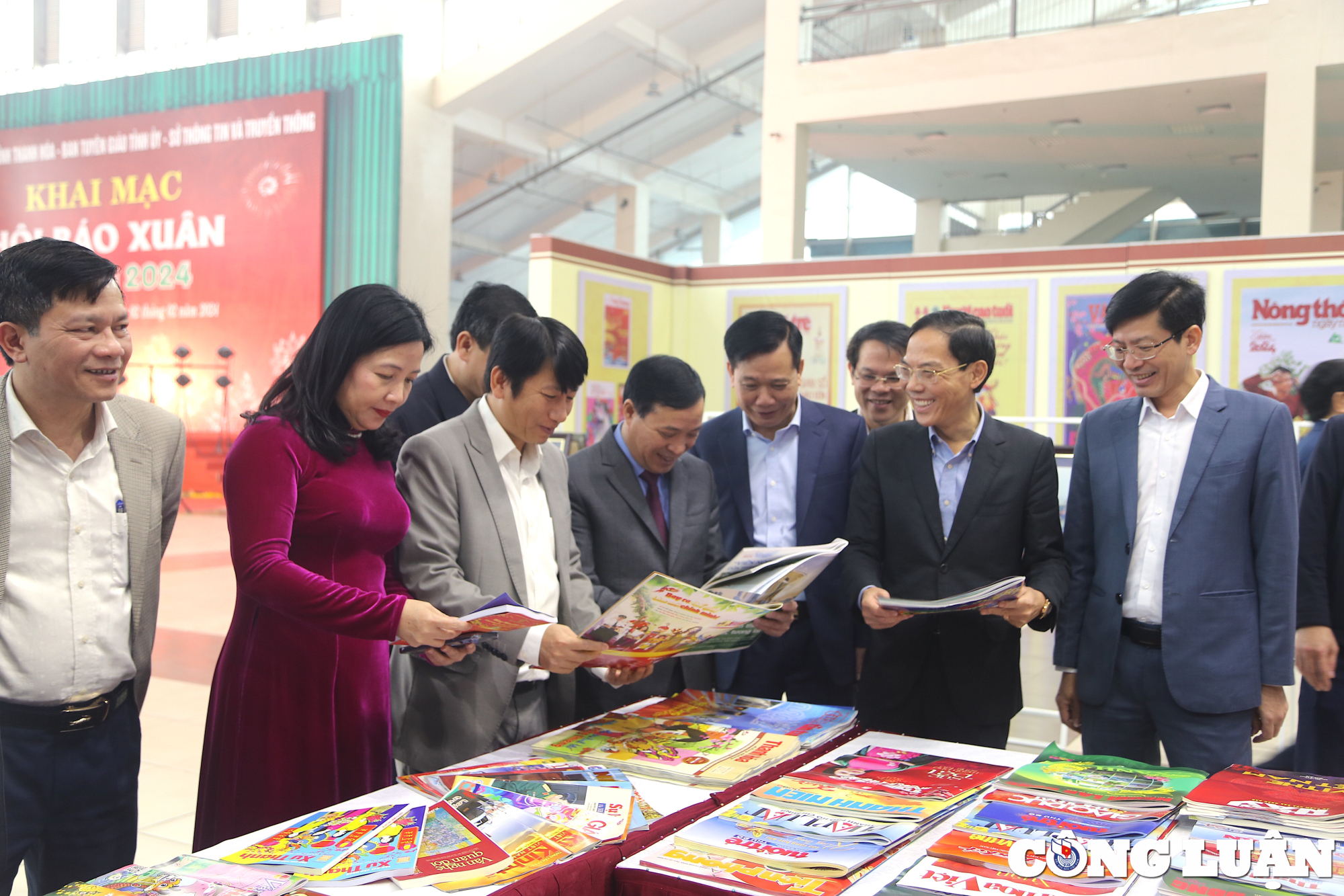 El periódico de primavera del año del dragón 2024 en Thanh Hoa tiene muchos contenidos y formatos nuevos, imagen 4