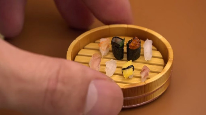 Những miếng sushi bé như hạt gạo. Ảnh: Sora News 24