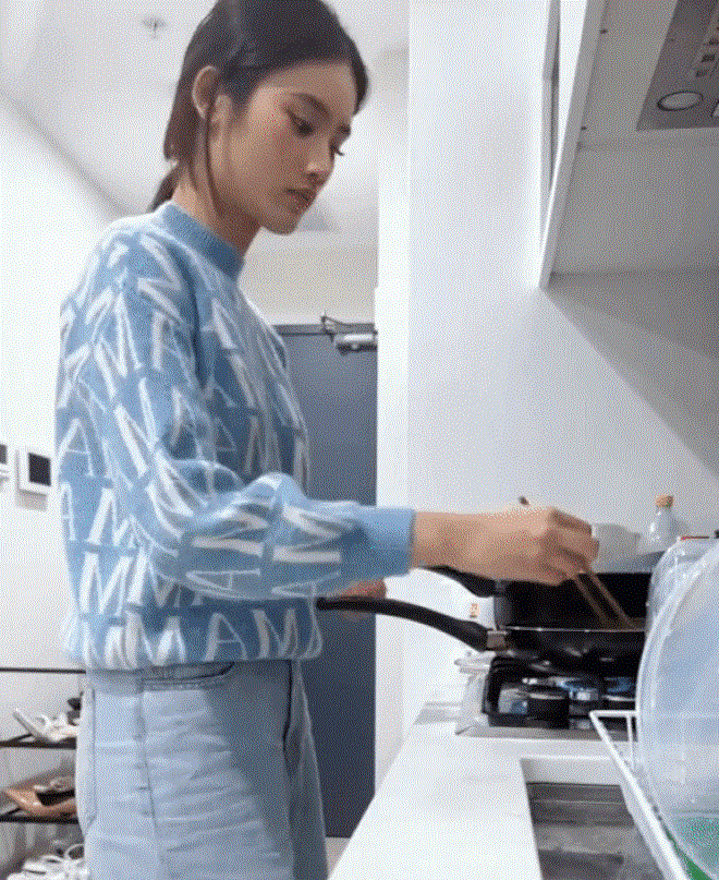 La señorita Ý Nhi cocina sola mientras estudia en el extranjero.