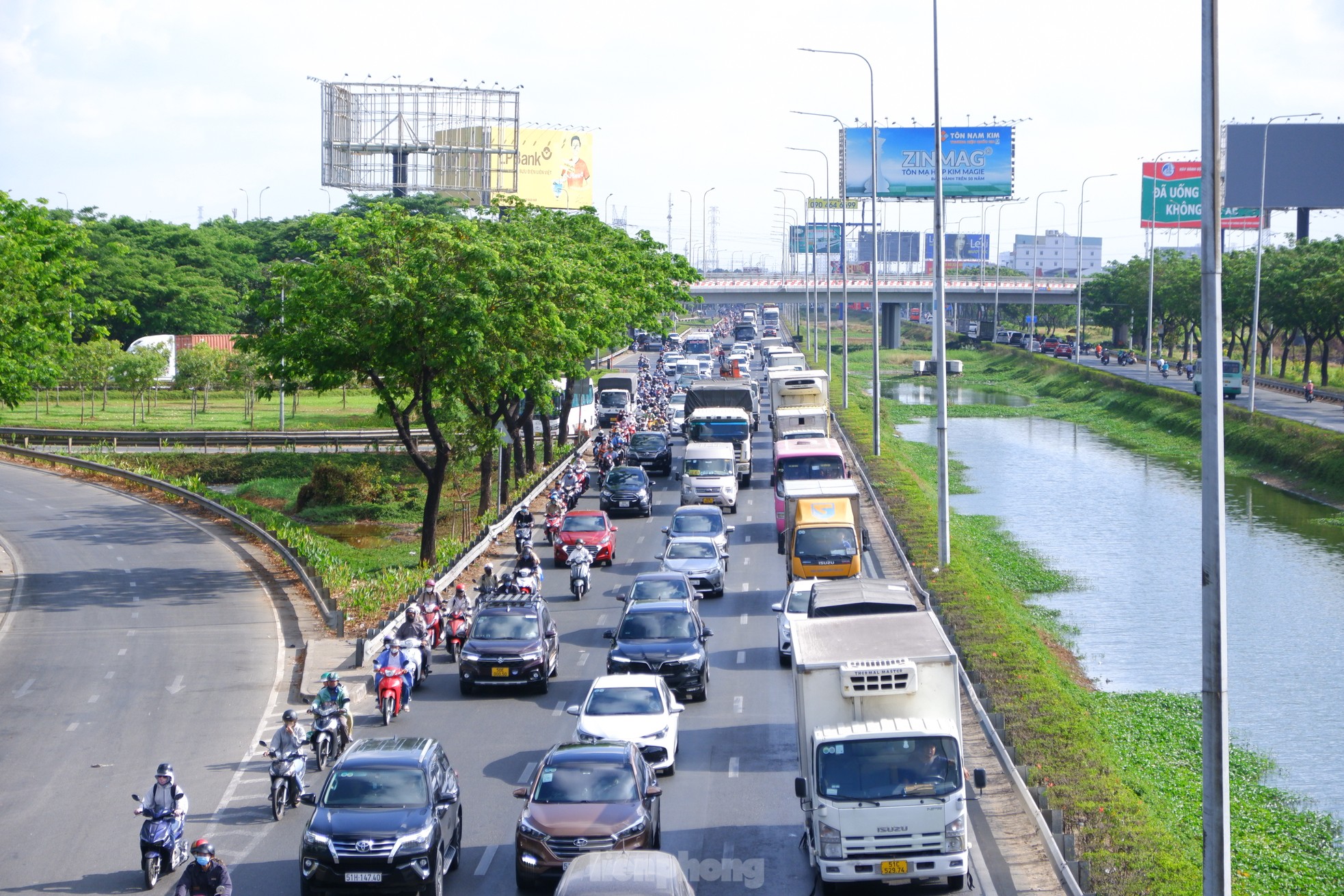 Am ersten Tag des Feiertags am 30. April trotzen die Menschen der Sonne und die Autos reihen sich am Tor zu Ho-Chi-Minh-Stadt auf, Foto 1