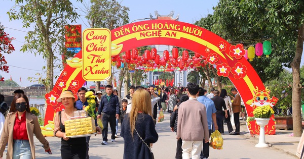 Suspenden temporalmente a dos personas sospechosas de 'malversar' dinero de donaciones en el templo Ong Hoang Muoi