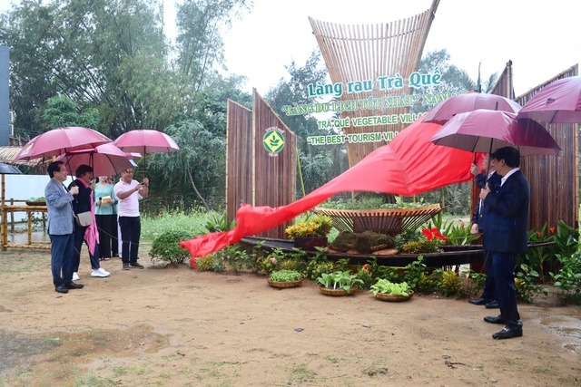 Đoàn đại biểu tham dự hội nghị quốc tế về du lịch nông thôn trải nghiệm Làng rau Trà Quế - Ảnh 1.