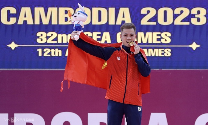 Lai Gia Thanh won the gold medal in the men's 55kg weightlifting category at the 32nd SEA Games. Photo: Hieu Luong