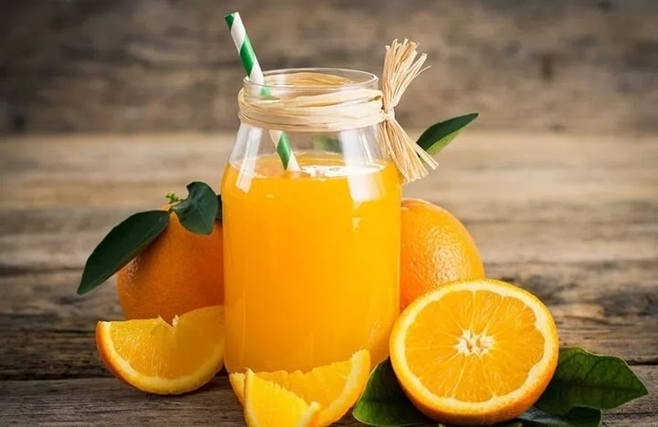 Le jus d'orange apporte de la vitamine C. (Illustration)