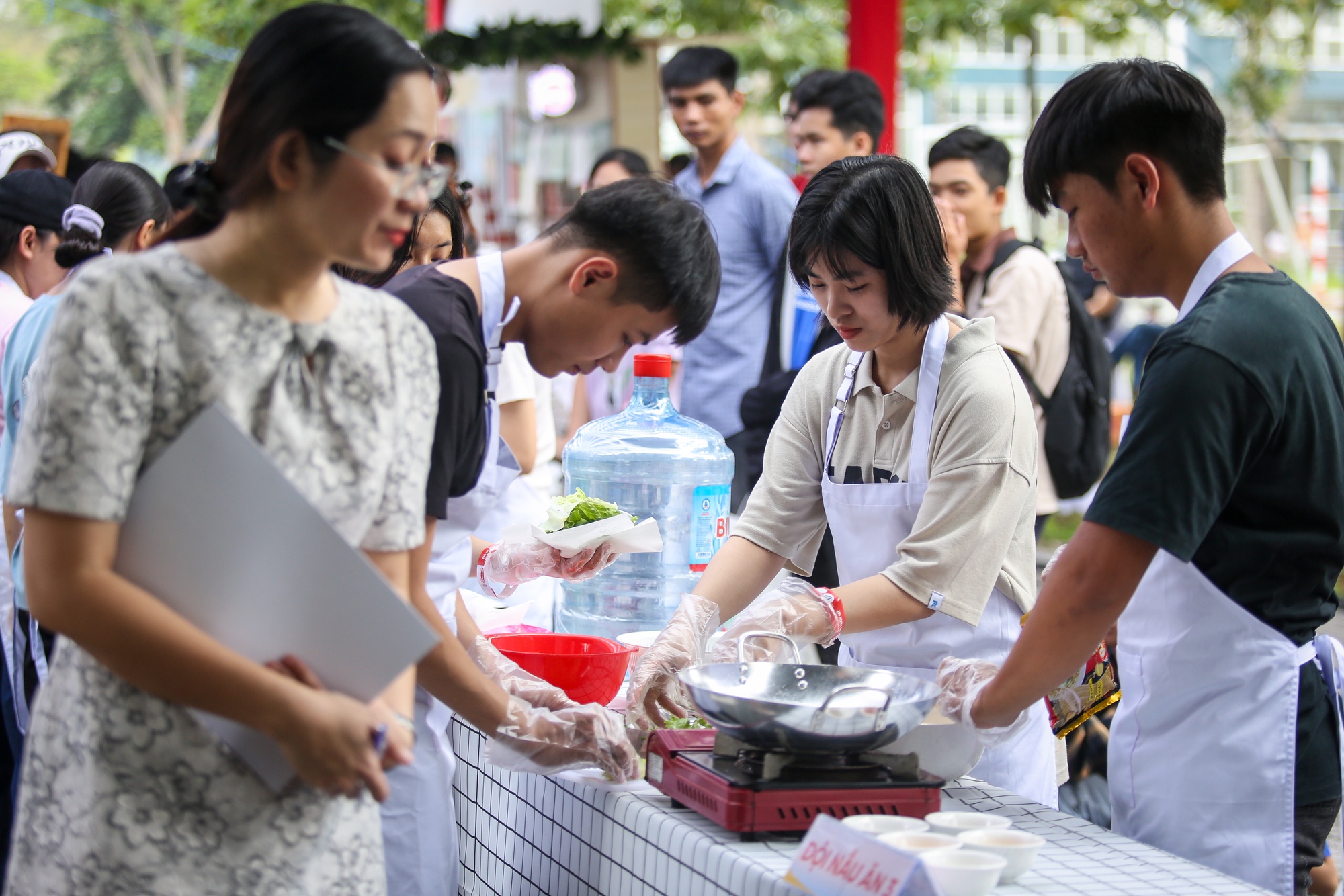 Hàng ngàn sinh viên tranh tài… nấu mì - Ảnh 20.