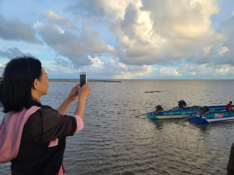 Tourists enjoy taking photos of the sunrise at Ca Mau Cape (Hoang Nam).